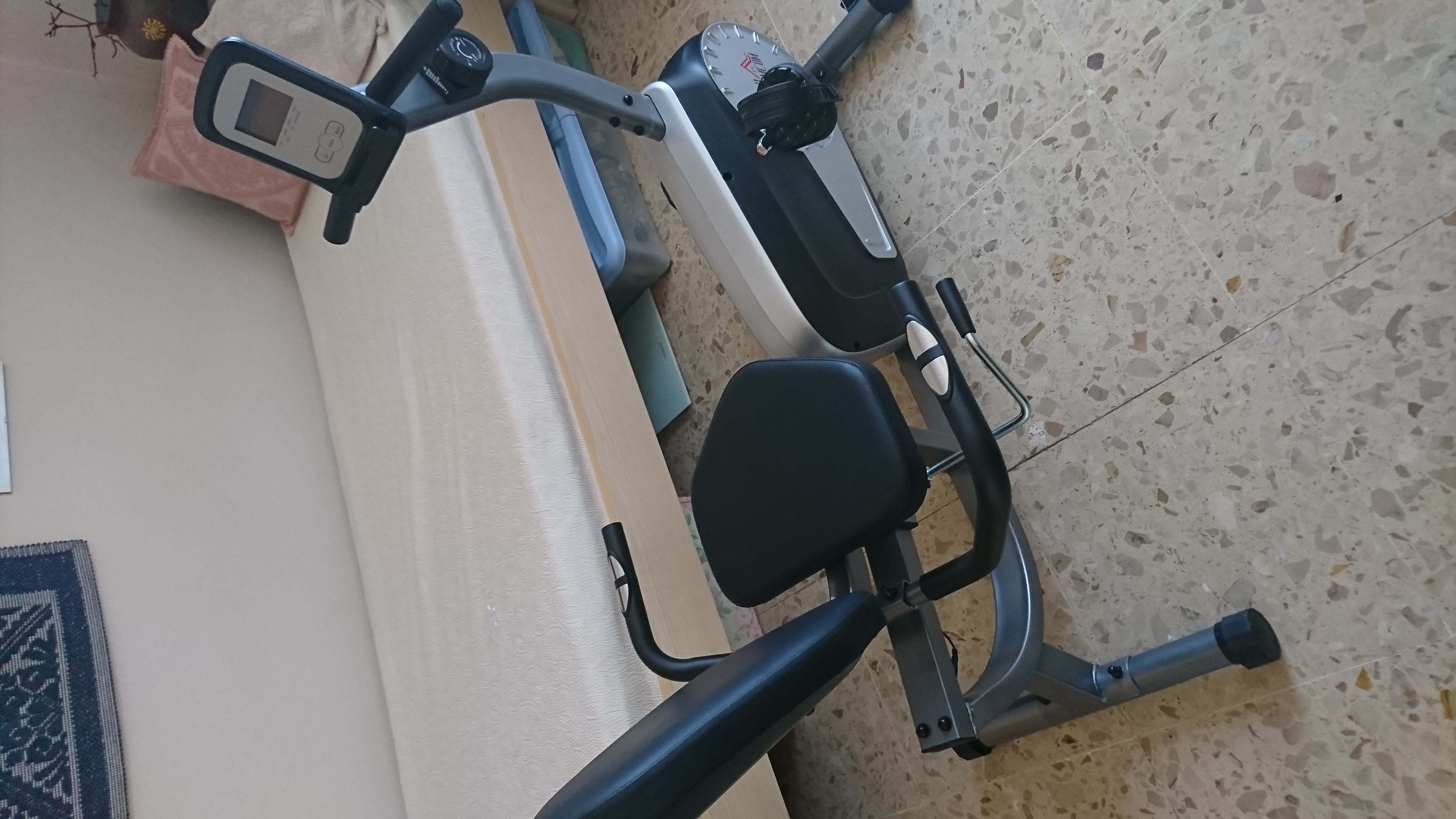 HOMCOM Cyclette Orizzontale Recumbent con 8 Livelli di Resistenza, Schermo LCD e Seduta Regolabile, 122-137x62x103 cm