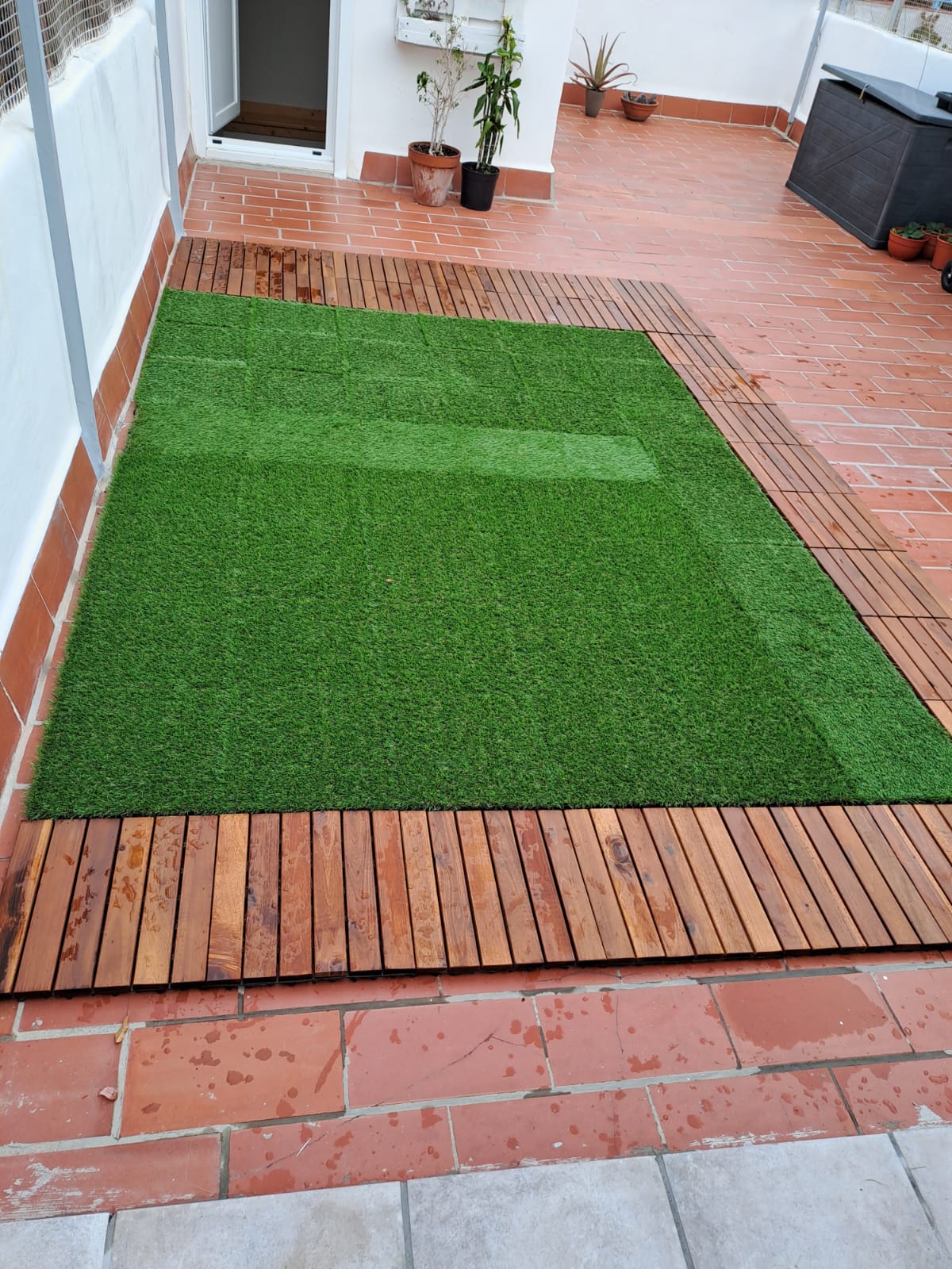 Prato Artificiale Outsunny - Set Di 10 Pezzi 30x30 Cm, Altezza Erba 25 Mm, Resistente UV E Drenante