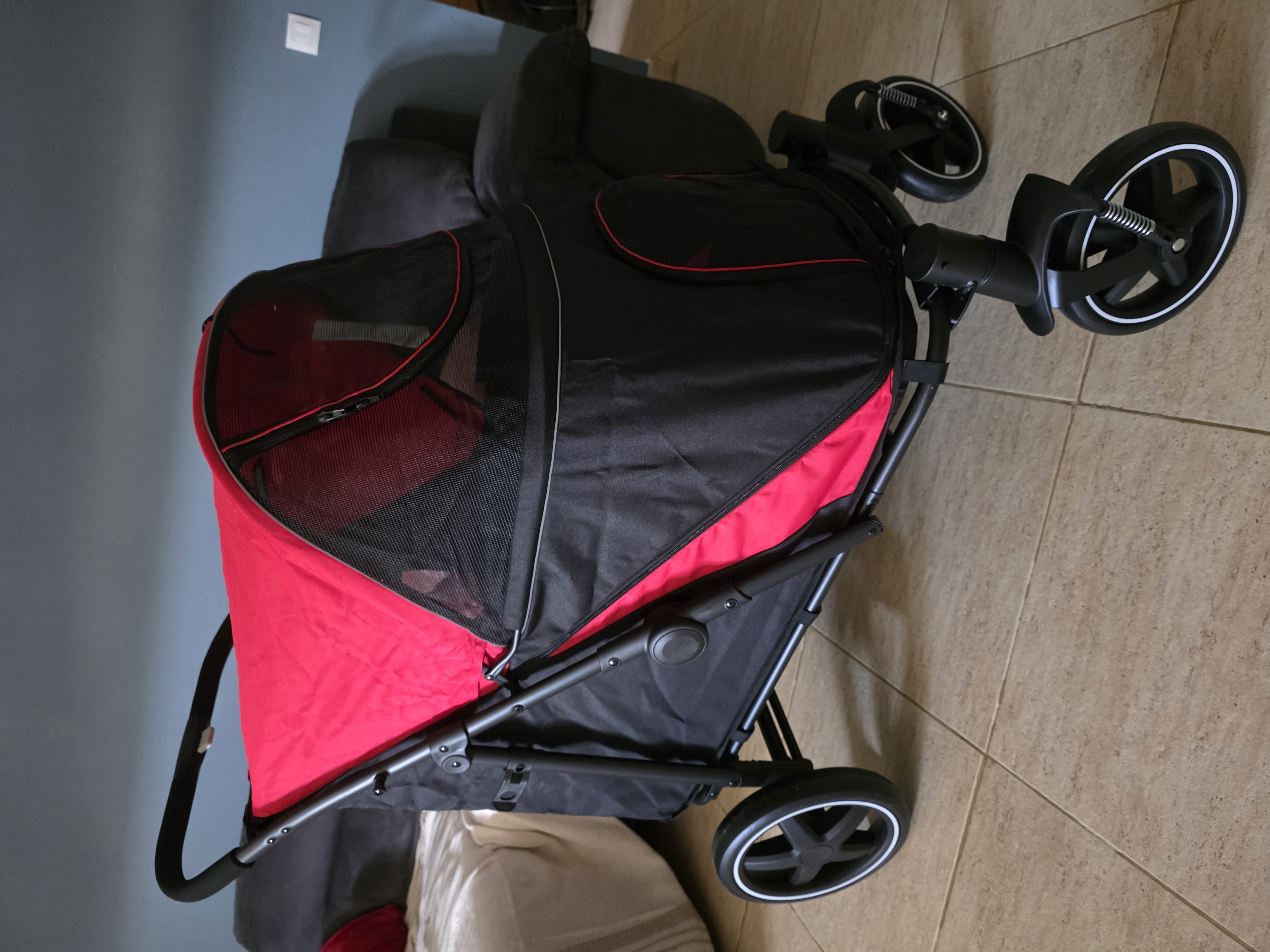 Excelente producto, ruedas robustas, fácil de montar y súper amplio para mis dos carlinos de 9 kg cada uno.