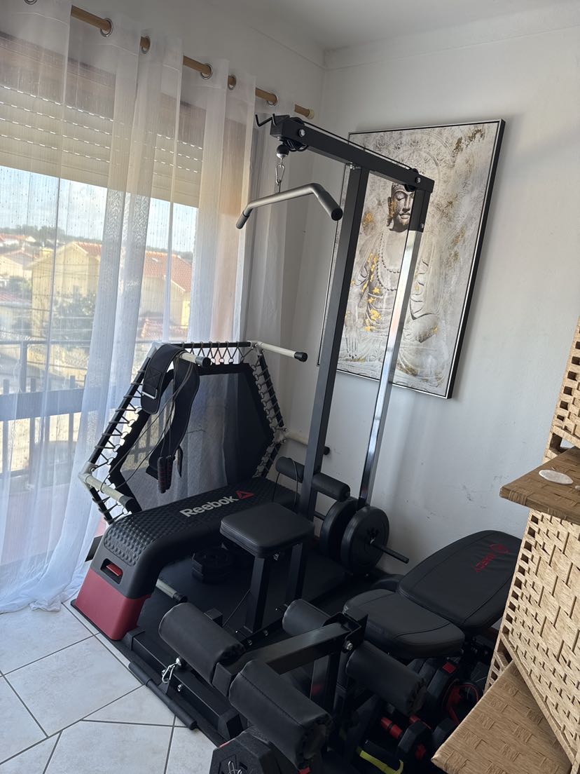 Ainda bem que optei por esse modelo mais compacto parece que foi feito especialmente pra área em que tinha disponível, era o que faltava pra optimizar meu treinos em casa, recomendo.