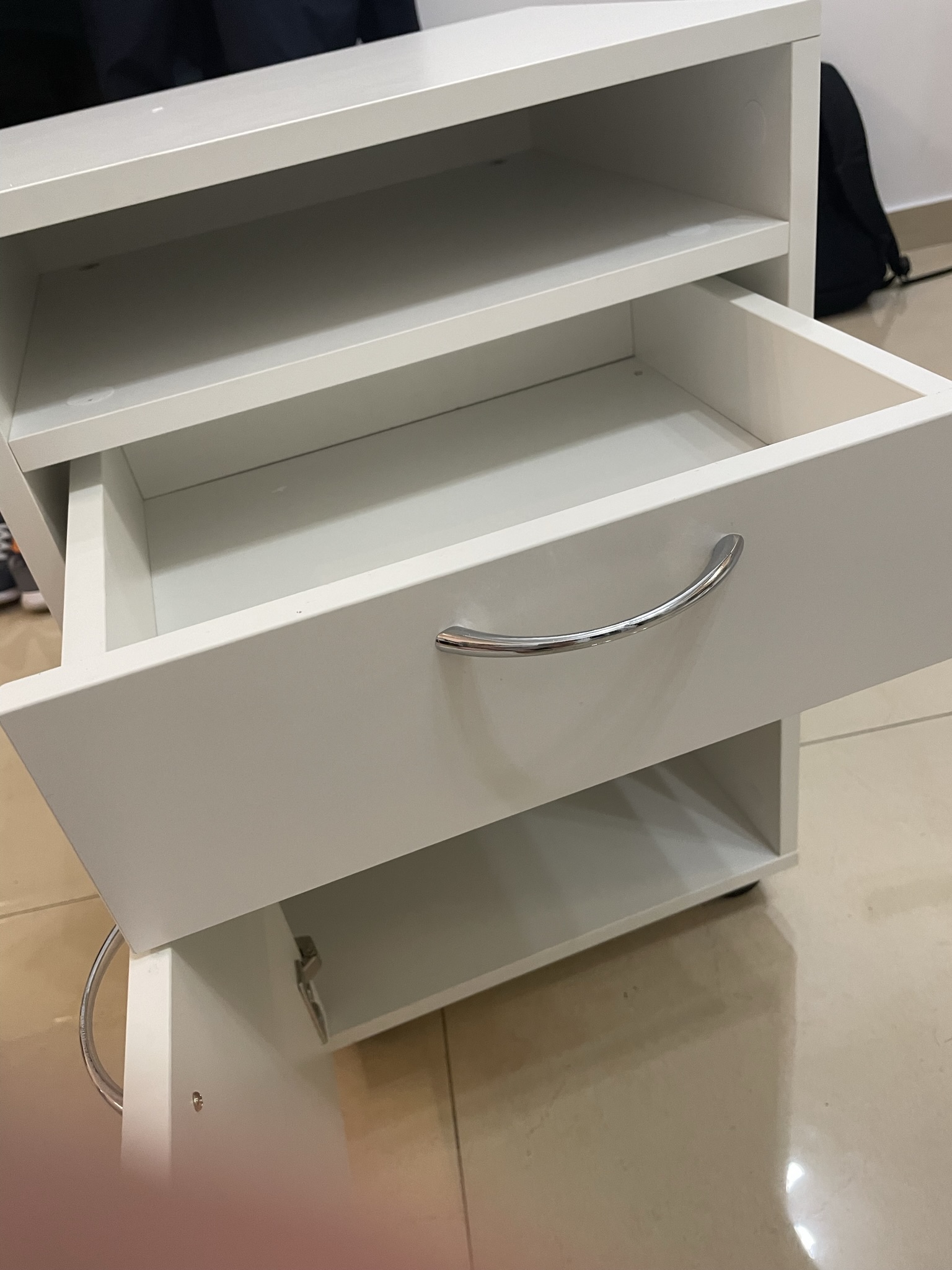 Cassettiera Da Ufficio Con Ruote HOMCOM, Bianca, 3 Cassetti + 2 Ripiani, Serratura, 60x40x56 Cm