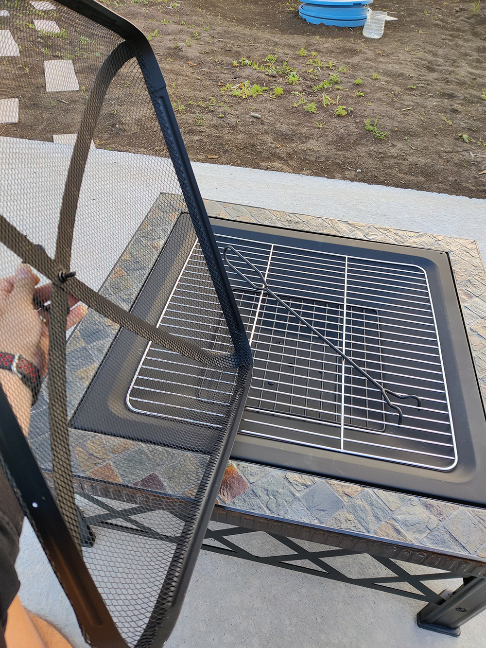 Outsunny - Braciere per Legno e Carbone con parascintille Bellissimo braciere per Giardino o terrazza in Metallo Laccato di Alta qualità 3 Piedi