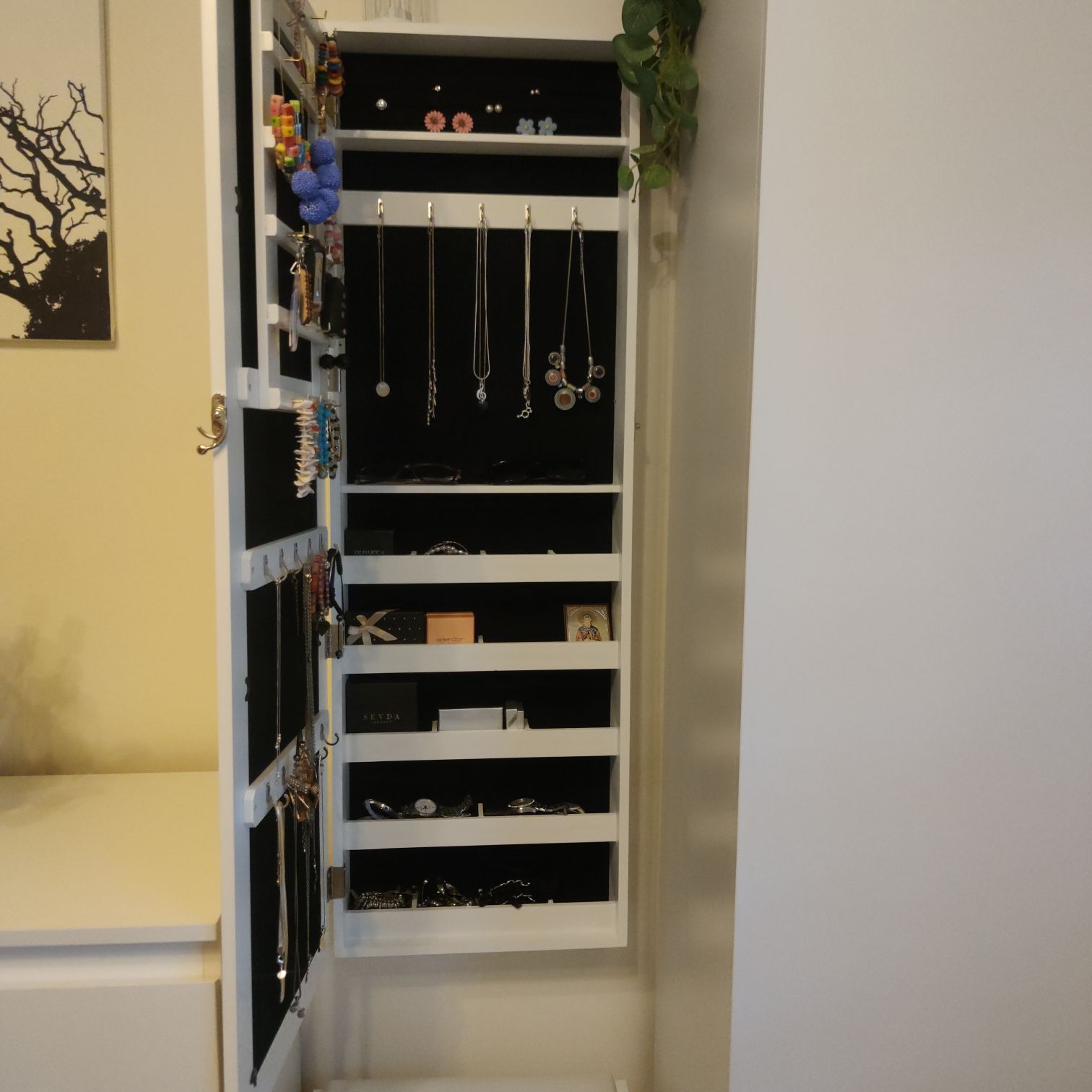 COSTWAY Hangende sieradenkast, 2-in-1 wandspiegel en sieradenorganizer, spiegelkast afsluitbaar, make-upkast met 2 spiegels, deur-/wandmontage, verstelbare haken (wit