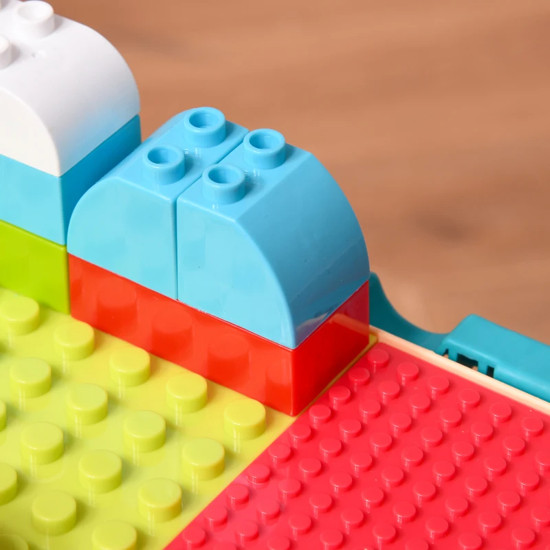 HOMCOM Juego de Mesa y 2 Sillas para Niños con 135 Bloques de Construcción Mesa de Ambos Lados Útiles para Dibujar y Cenar con Gran Almacenaje 69x69x47 cm Multicolor