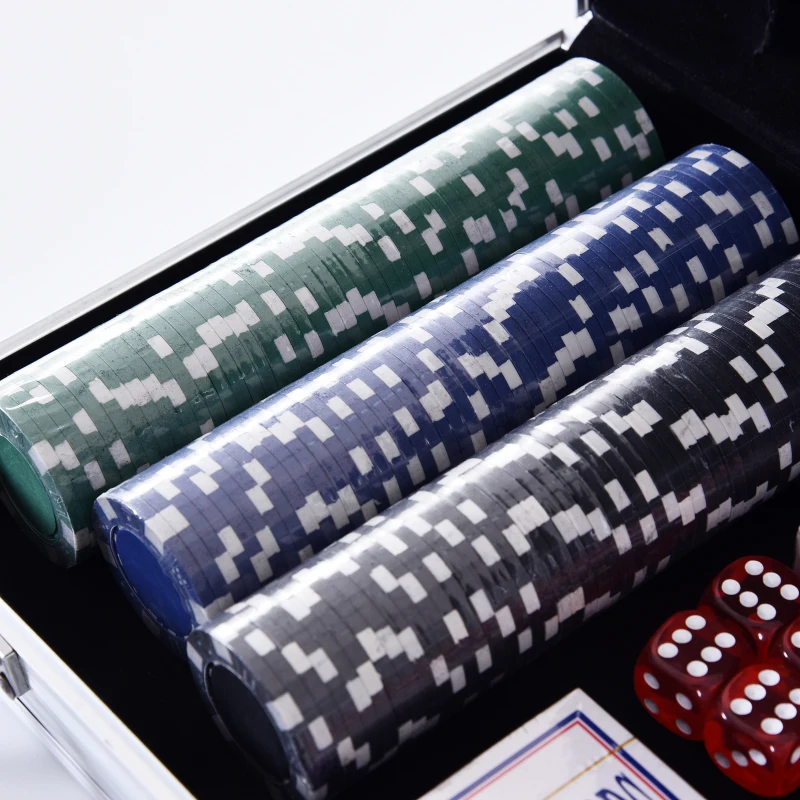 HOMCOM Poker Chips Set 300 PCs Casino Game Striped Dice 2 Decks of Cards Silver Aluminium Case