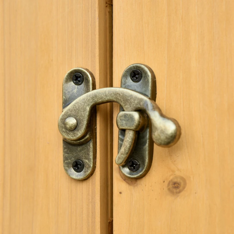 Outsunny Galpão de jardim de madeira com 2 portas 138x54,5x175 cm Galpão de armazenamento Ferramentas telhado de asfalto prateleiras Ganchos madeira natural