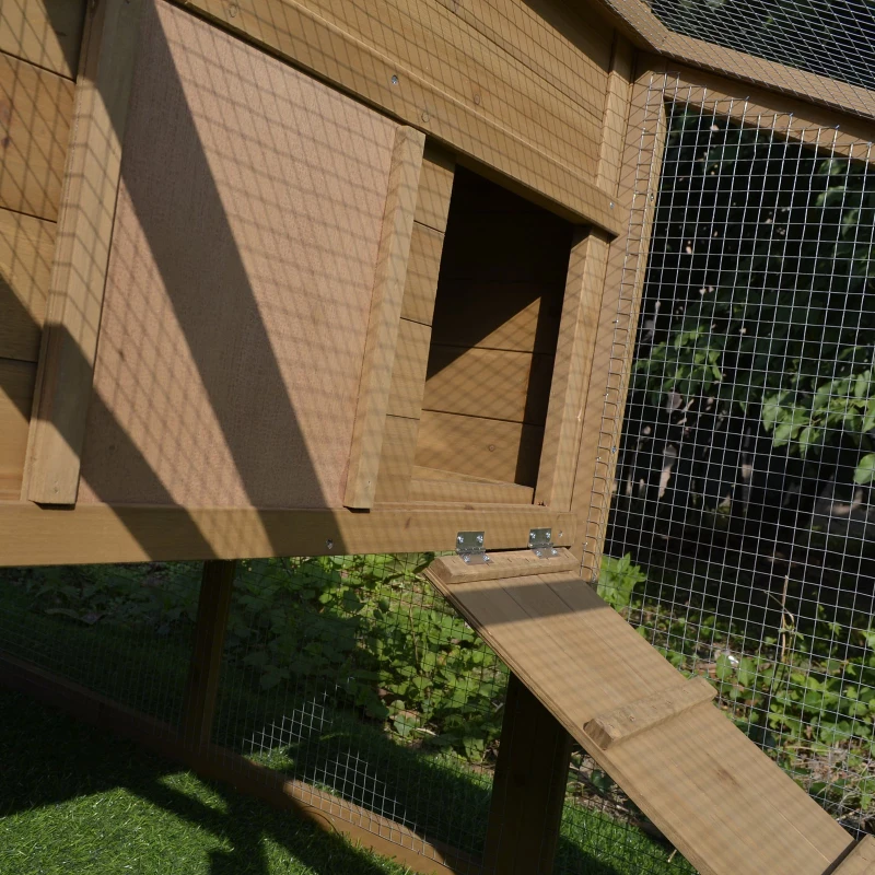 PawHut Galinheiro de Madeira Exterior Gaiola para 2-4 Galinhas com Grade de Arame Tetos Asfálticos Ninho Bandeja Removível Rampa e Zona Aberta 200x80x105cm Natural e Preto