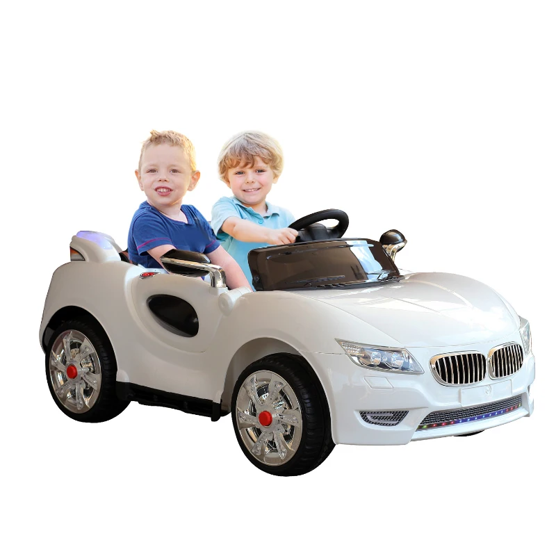 HOMCOM Voiture électrique enfant 2 places 12 V 3,5-7,5 Km/h 2 moteurs phares LED + bandes lumineuses fonction USB MP3 télécommande parentale blanc