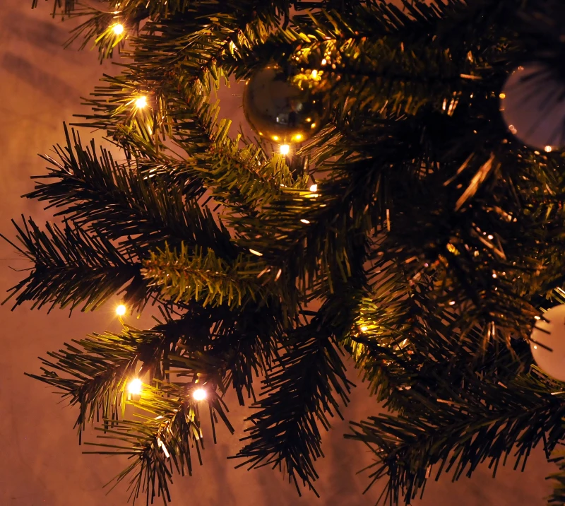 HOMCOM 1.5m 5FT Pre-Lit Artificial Christmas Tree 120 LED Xmas Tree Holiday Décor with Decorative Balls Ornament Metal Stand