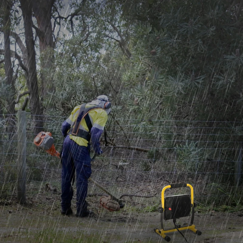 HOMCOM Foco de Trabajo LED 50W Luz de Trabajo Portátil 360° Giratorio Impermeable IP65 Iluminación 5000-6000 Lúmenes 5000K Blanco Frío para Taller Garaje Camping 27x19x32 cm