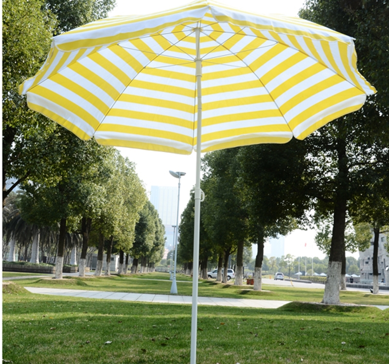 Ombrellone realistico bianco e giallo | PSD Gratis