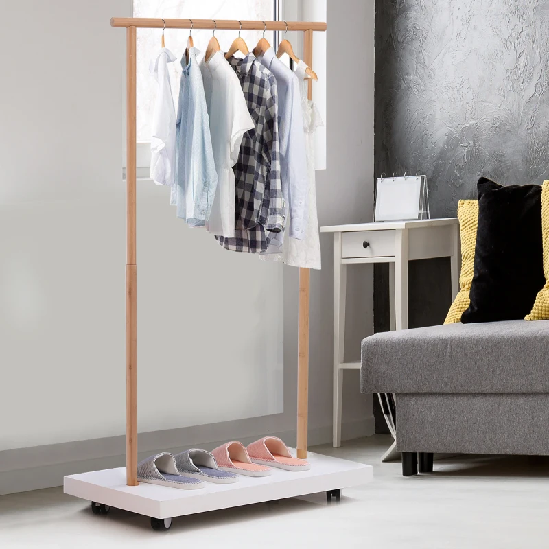 HOMCOM Stand Appendiabiti Salvaspazio con Ruote Bambù, MDF 80x45x150cm Bianco e Legno Naturale