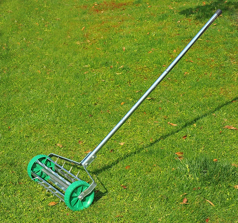 Outsunny Rastrello Scarificatore da Giardino con Ruote, 135x42x15cm