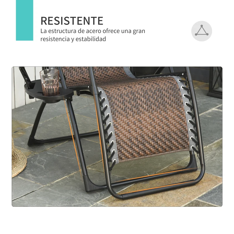 Outsunny Tumbona Plegable de Ratán con Respaldo Ajustable Reposacabezas Extraíble Portavasos y Soporte para Teléfono Jardín Terraza al Aire Libre 65x70x110 cm Marrón