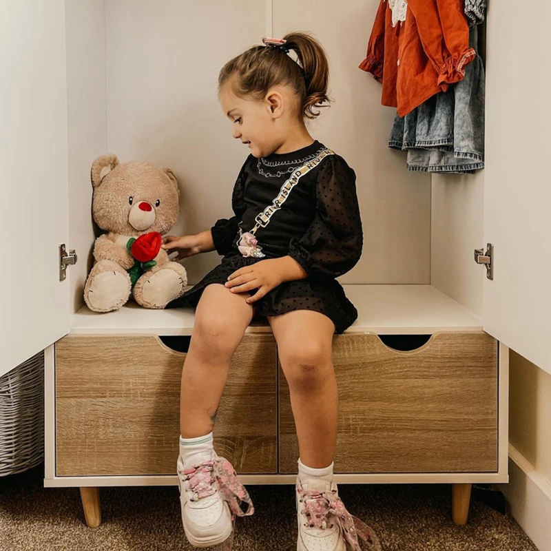 Szafa garderobiana z drążkiem szufladą kolor biały + naturalny