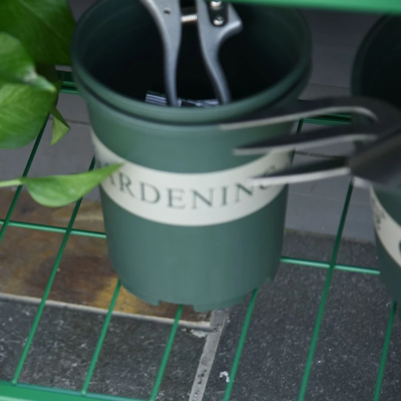 Outsunny Huerto Urbano Jardinera Elevada de Metal Cama de Jardín con Ruedas Asa Lateral y Estante Inferior para Cultivo Plantas Hortalizas Flores 104x39x80 cm Verde