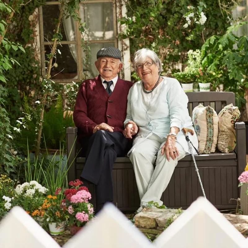 Keter Panchina Contenitore da Giardino Patio, 227L, Effetto Legno, Grafite, 132,7x61,2x89H cm