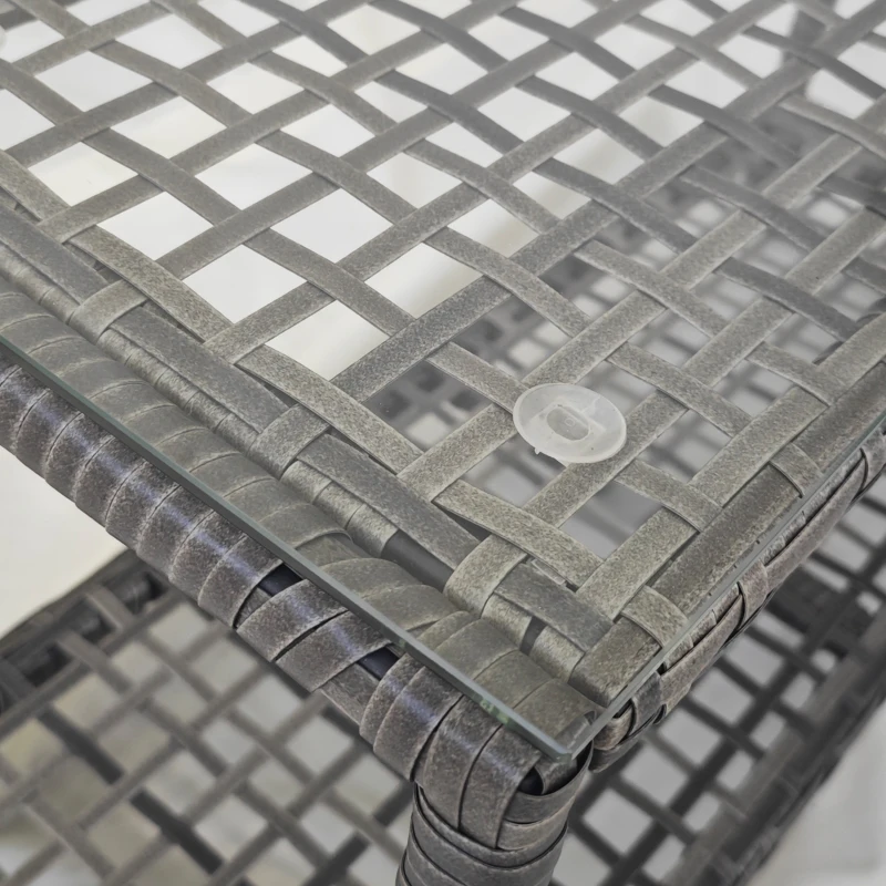 Outsunny Garten Beistelltisch rechteckiger Couchtisch aus PE-Rattan mit gehärteter Glasplatte Maße 80L x 30B x 40H cm Grau