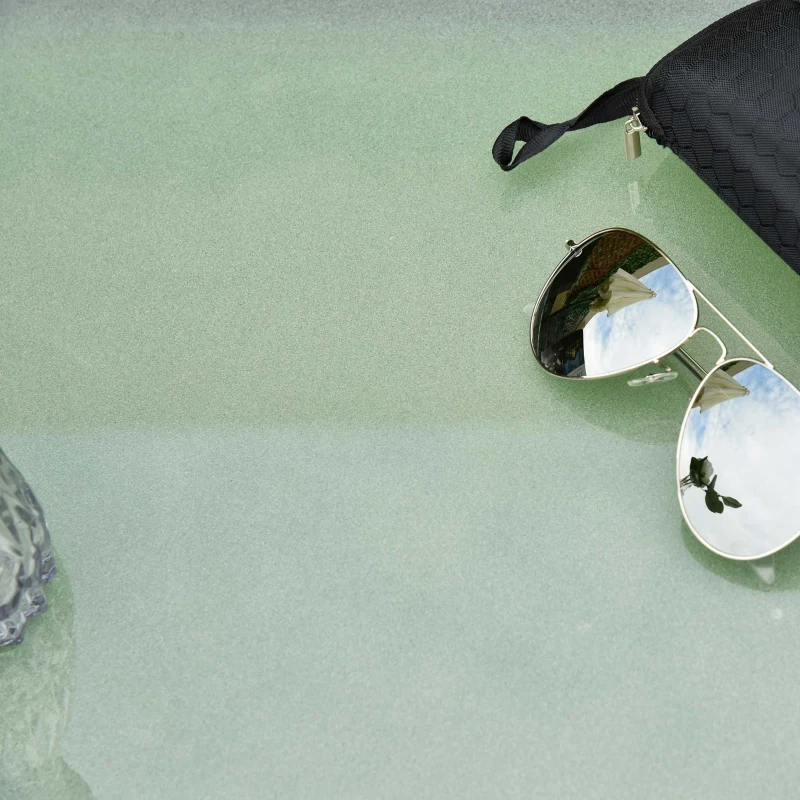 Outsunny Gartencouchtisch mit 5 mm dickem gehärtetem Glasplateau Kunststoffgeflecht in Rattanoptik braun