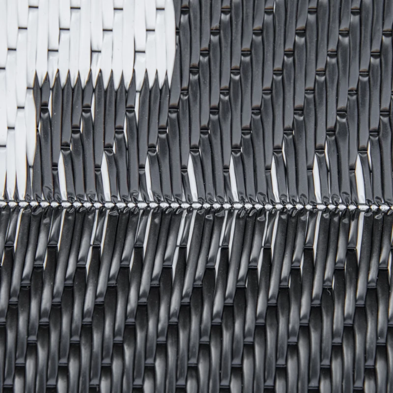 Outsunny Tappeto Esterno per Balcone e Terrazza Reversibile con Fantasia Geometrica, 2.74x1.82 m, Nero e Bianco