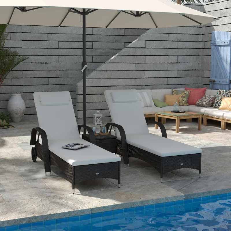 Outsunny Conjunto de 2 Tumbonas con Cojín y Respaldo Ajustable 5 Posiciones y 1 Mesita de Ratán Sintético Color Marrón