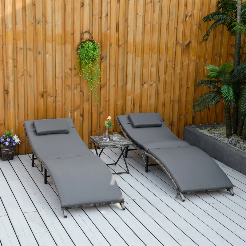Outsunny Lettini Prendisole Richiudibili con Cuscini Rimovibili e Tavolino Pieghevole, Set 3 Pz in Rattan, Grigio