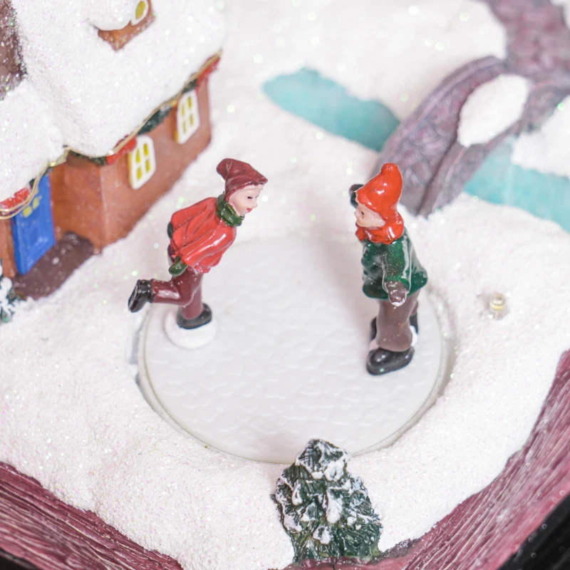 HOMCOM Pueblo Navideño Escena Navideña con Luces y Música Patinadores Giratorios Decoración de Navidad 23x18x15 cm Multicolor