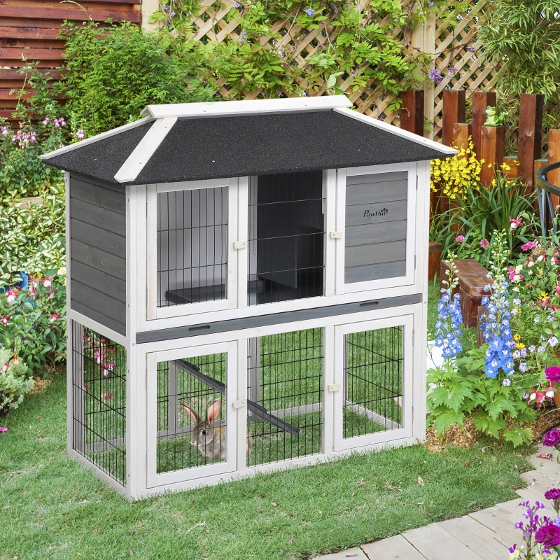 PawHut Conejera de Madera Exterior Jaula Elevada para 2 Conejos con Techo Asfáltico Corral de Metal Bandeja Extraíble Múltiples Puertas y Rampa 117x62,5x115 cm Gris