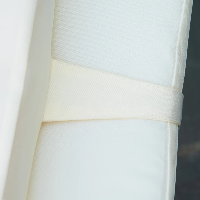 Outsunny Sdraio Lettino da Giardino Ergonomica con Cuscino Rimovibile Pieghevole Rattan 196x61x53cm Bianco