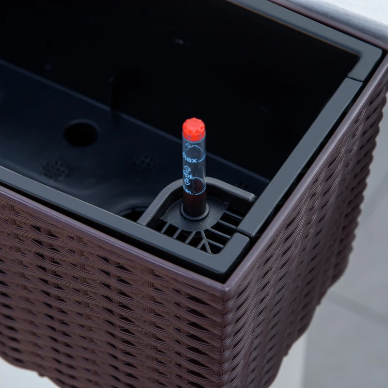 Outsunny Jardinière Suspendue pour Fleurs Plantes balconnière en résine tressée avec Supports réglables et système d'irrigation PP métal dim. 50L x 19l x 19H cm Marron et Noir