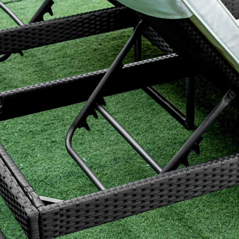 Outsunny Conjunto de 2 Tumbonas de Jardín con Cojines Acolchados Ratán con Mesa Auxiliar para Piscina o Terraza Carga 160 kg 195x60x86 cm Acero Negro