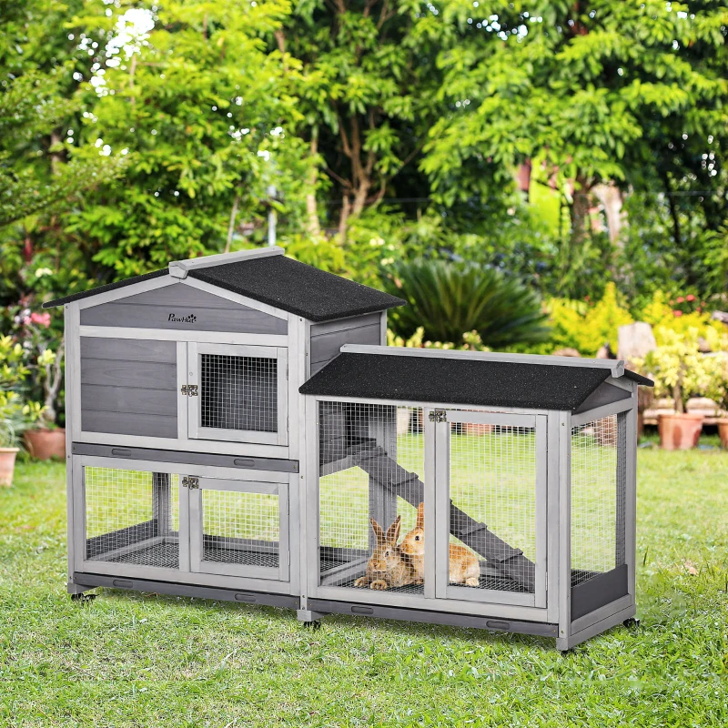 PawHut Conejera Exterior 157,4x53x99,5cm Jaula para Conejos Grande con Ruedas Techo Asfáltico Bandeja Extraíble y Rampa Gris