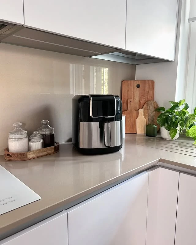 HOMCOM Fritadeira sem Óleo 6,5L 1700W Fritadeira de Ar Quente com 8 Programas Tela LED Tátil Temperatura Ajustável Temporizador e Cesta Antiaderente 36,5x29x33,8cm Preto