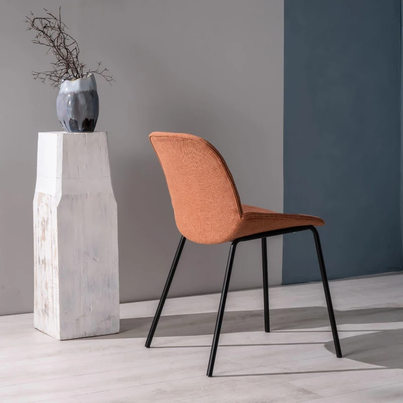 E-STYLO Set di 4 sedie da pranzo in tessuto ruggine e gambe in metallo nero, 57cm X 46cm H.80cm