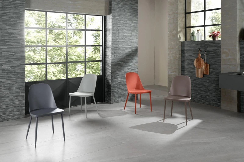 E-STYLO Set di 4 sedie in polipropilene grigio chiaro e gambe in metallo grigio chiaro, 46cm X 55cm H.80cm