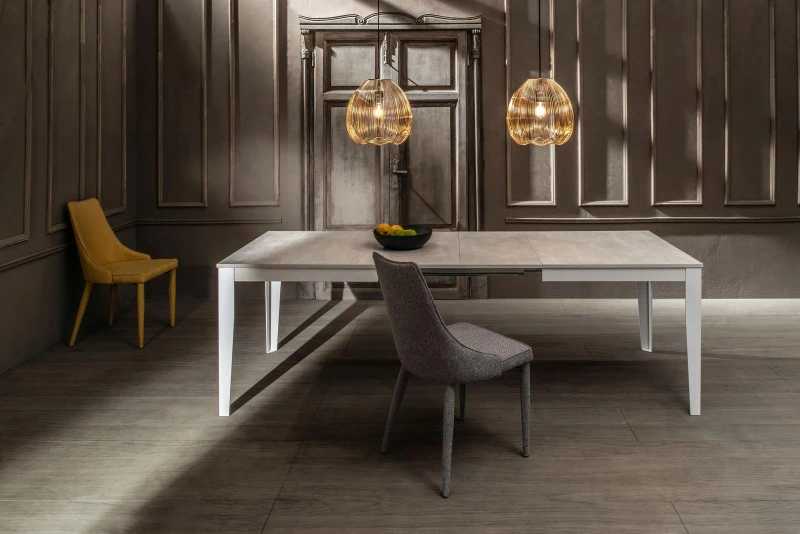 E-STYLO Tavolo allungabile con top cemento bianco in melaminico e base in metallo bianco, 80cm X 130/290cm H. 76cm.