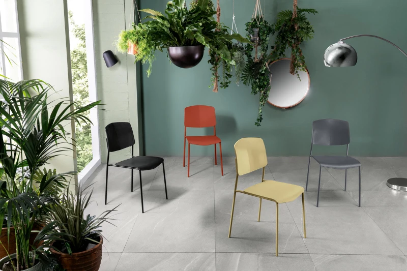 E-STYLO Set di 4 sedie in polipropilene giallo e gambe in metallo giallo, 52cm X 52cm H.79cm