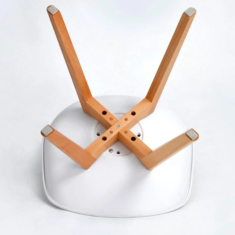 E-STYLO Set di 4 sedie in polipropilene bianca con seduta imbottita e rivestita in similpelle, gambe in legno di faggio, 48.5cm X 52cm H.82cm