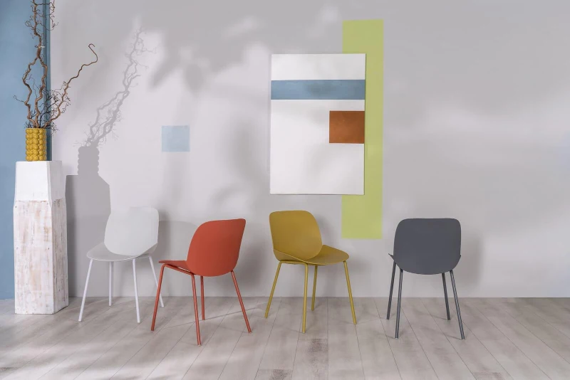 E-STYLO Set di quattro sedie da pranzo in polipropilene grigio scuro e gambe in metallo grigio scuro, 55cm X 46cm H.79cm