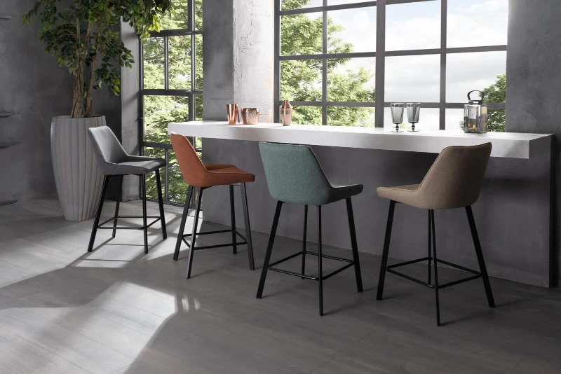 E-STYLO Sgabello da cucina in tessuto beige con gambe nere, imbottito con poggiapiedi, 50cm X 44cm H. 94cm.