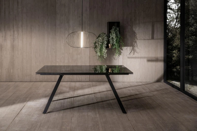 E-STYLO Tavolo allungabile con top nero fumè in vetro temperato e gambe in metallo nero, 90cm X 160/240cm H.76cm