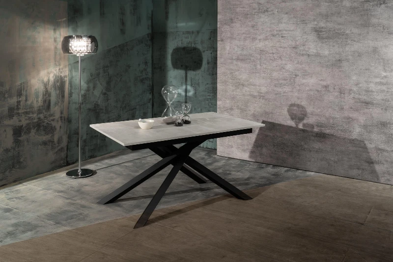 E-STYLO Tavolo allungabile con top cemento bianco in melaminico e base in metallo nero, 90cm X 140/190cm H.76cm