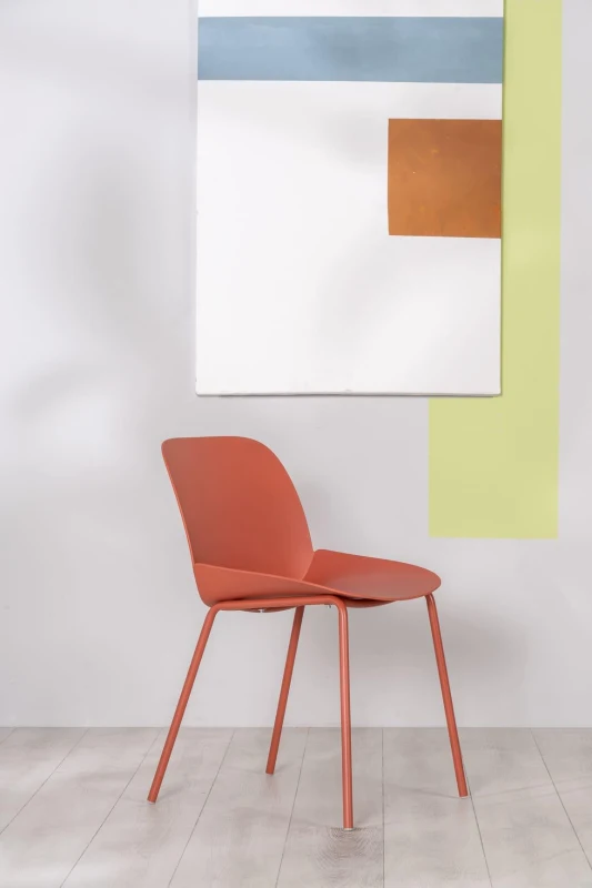 E-STYLO Set di quattro sedie da pranzo in polipropilene ruggine e gambe in metallo ruggine, 55cm X 46cm H.79cm