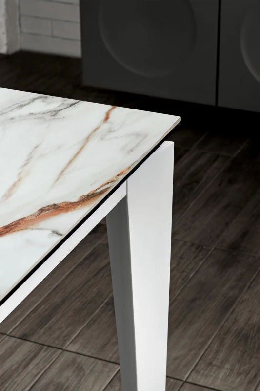 E-STYLO Tavolo allungabile con top in ceramica marmo calacatta e vetro temperato, gambe in metallo antracite, 80cm X 120/170cm H. 76cm.