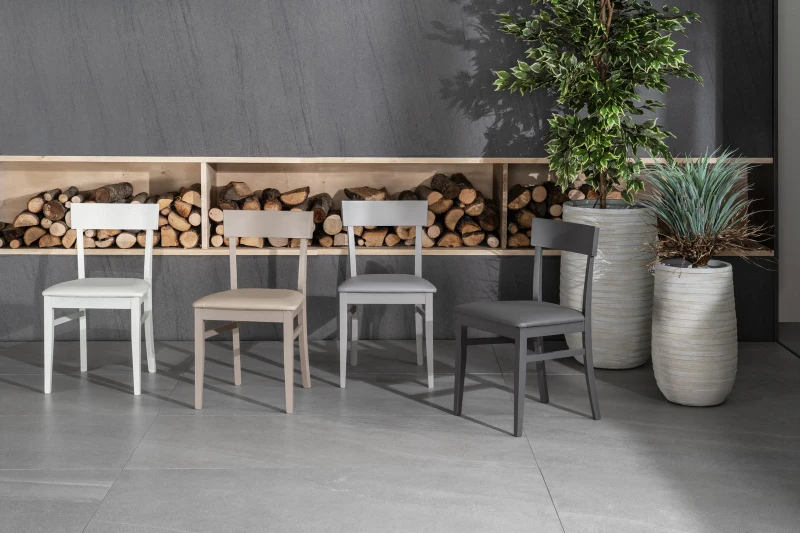 E-STYLO Sedia in legno laccato tortora con seduta rivestita in similpelle, imbottita, 44cm X 45cm H. 82cm.