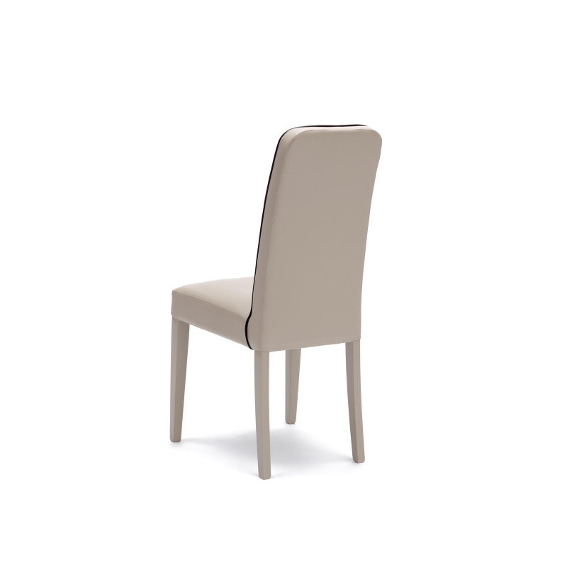 E-STYLO Sedia in similpelle beige con bordino marrone e gambe in legno di faggio laccato, imbottita, 59cm X 46cm H. 99cm.