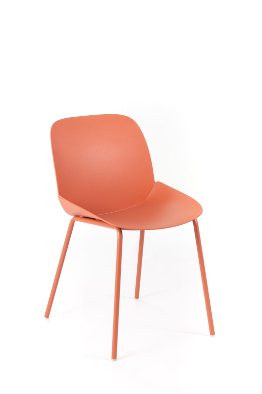 E-STYLO Set di quattro sedie da pranzo in polipropilene ruggine e gambe in metallo ruggine, 55cm X 46cm H.79cm