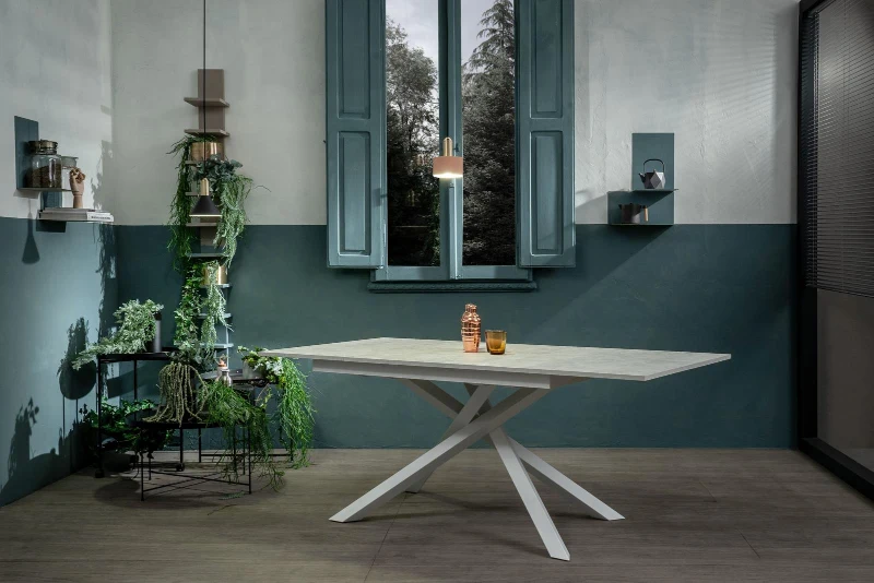 E-STYLO Tavolo allungabile con top cemento bianco in melaminico e base in metallo bianco, 90cm X 140/190cm H.76cm