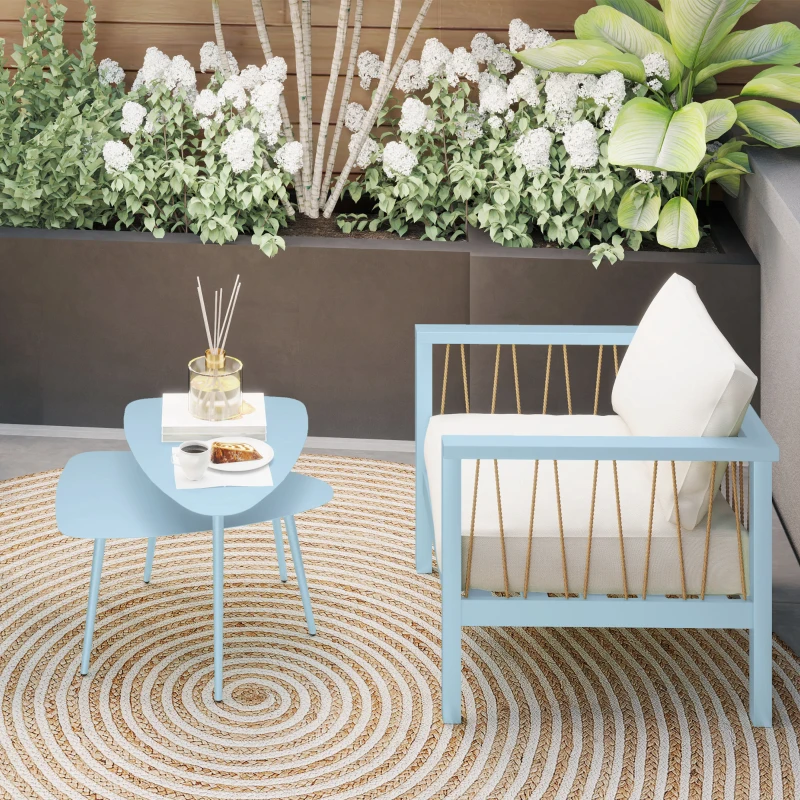 Outsunny Lot de 2 tables basses de jardin, tables d'appoint gigognes triangulaires, cadre en acier patins ajustables bleu clair
