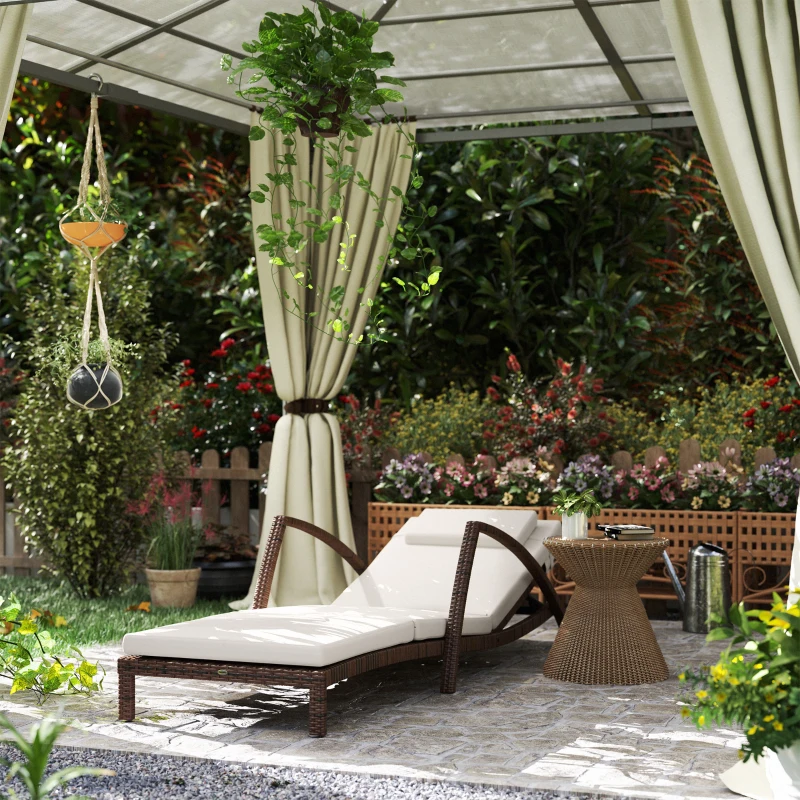 Outsunny Lettino da sole, chaise longue in resina intrecciata con schienale regolabile, ruote, cuscino e braccioli, marrone e beige